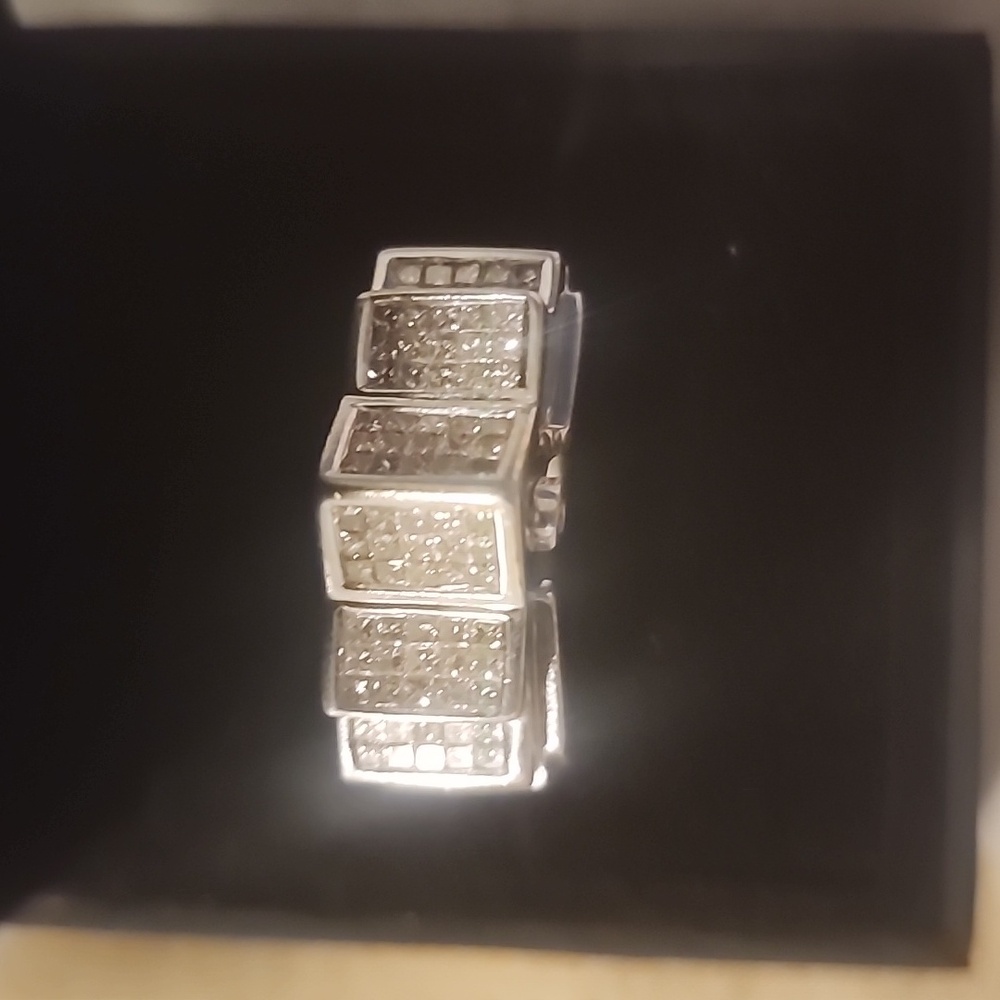 Mens large 14kt ring with princess cuts. THE LITTLE EMERALD GLARE IS JUST LIGHTS